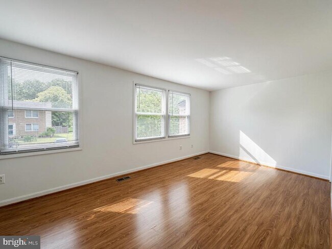 Building Photo - 8112 Parkdale Ct
