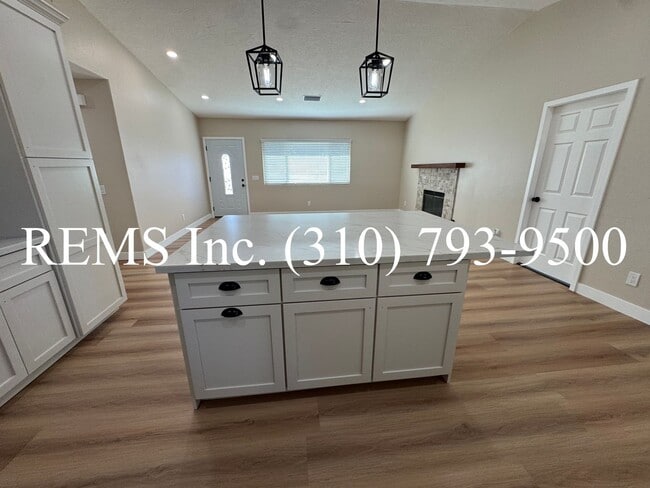 Building Photo - Remodeled Hersperia Front House with Laundry and Parking