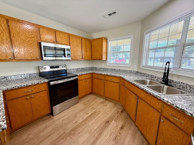 Building Photo - 3 Bedroom/2 Bathroom HOME FOR THE HOLIDAYS...