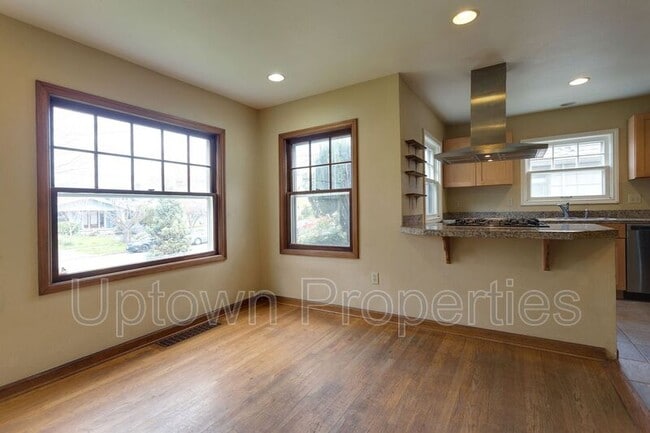 Building Photo - 1644 N Willamette Blvd