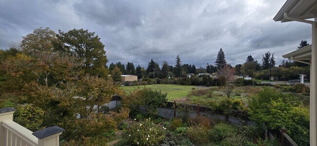 Building Photo - Beautiful Home With Incredible Views