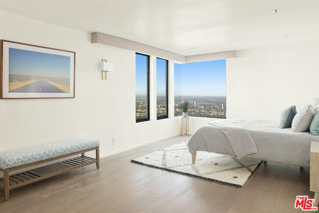 Building Photo - 2231 Sunset Plaza Dr