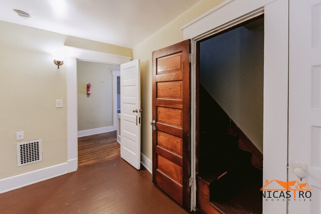 Building Photo - 2097 Summit St