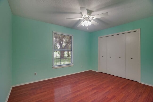 Building Photo - 506 E Palm Valley Blvd