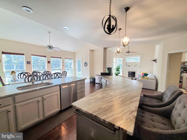 Building Photo - 20960 Capilano Ct