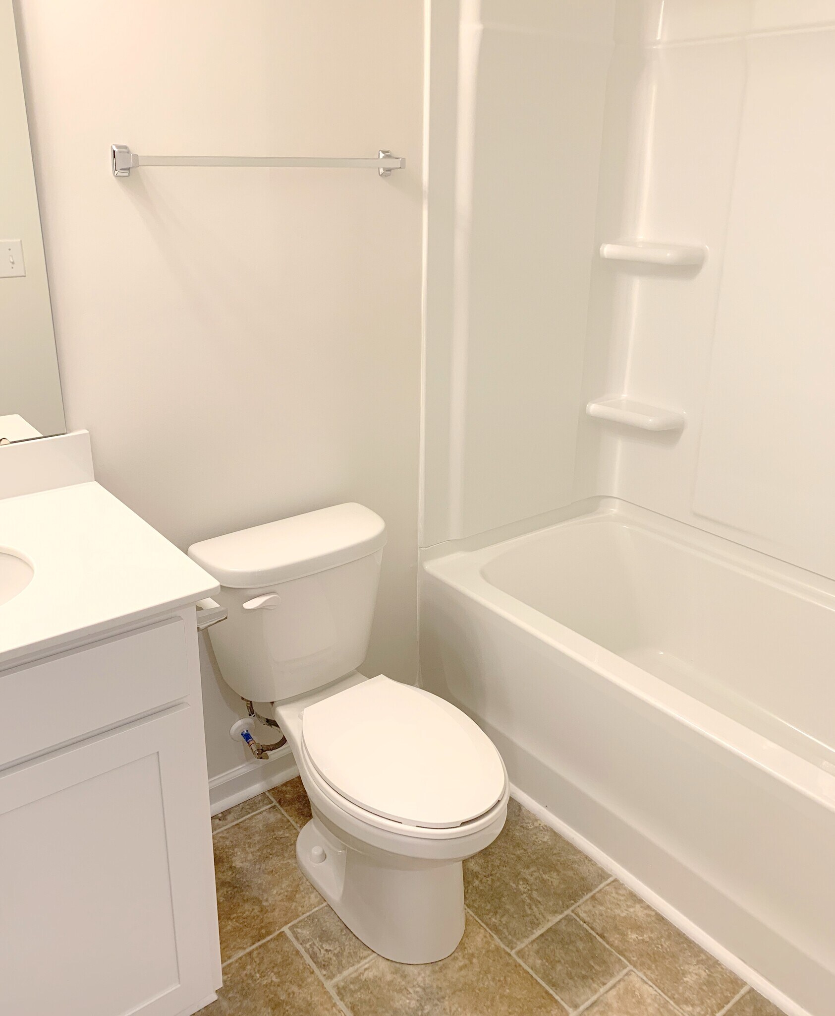 Full Common Bathroom - 6115 Guildford Hill Ln