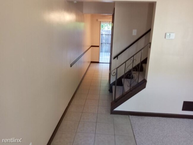 Building Photo - 2 br, 1.5 bath Condo - 1 Peppertree Ln Condo