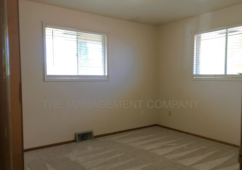 Building Photo - 230 Richardson Dr