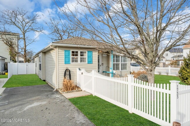 Building Photo - 1733 Melrose Ave