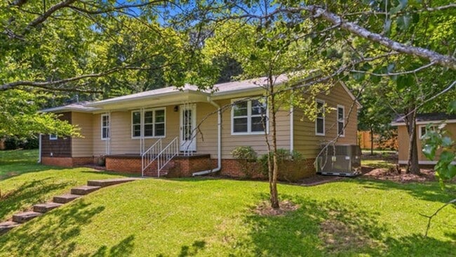 Building Photo - 3005 Pine Dr NE