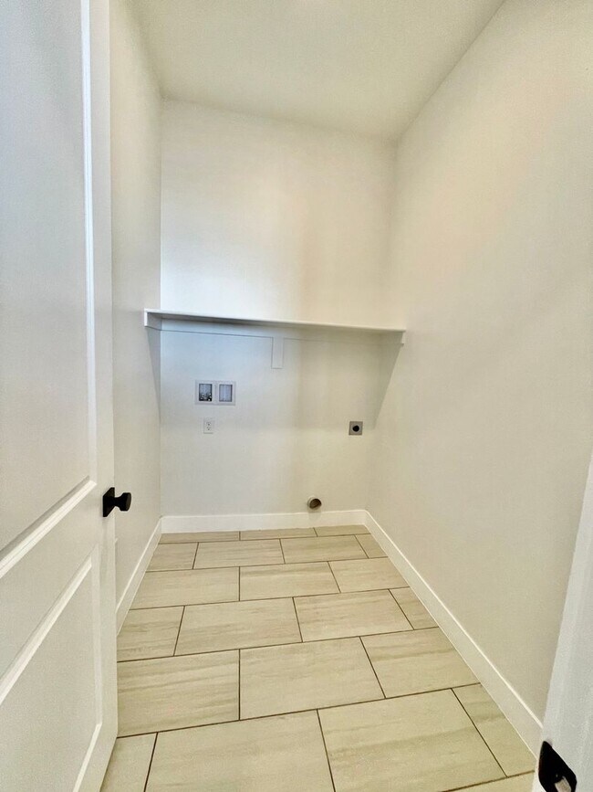 Building Photo - Like New! Three Bedroom Home in Desert Color