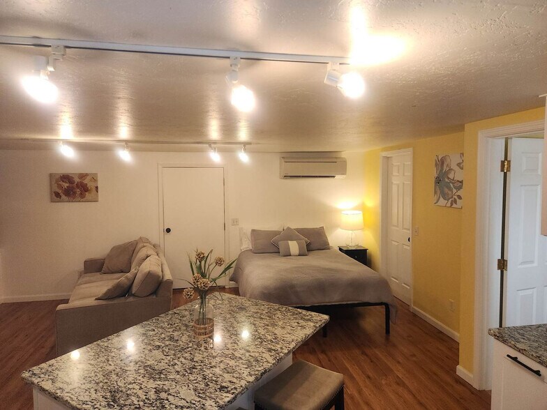 Building Photo - 1428 Crown Ave