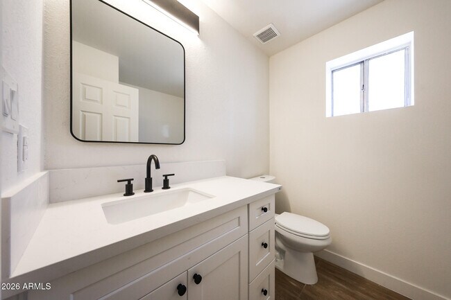 Building Photo - 558 S Lesueur