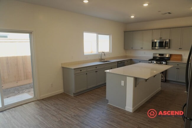 Building Photo - Beautiful 4-Bed Home in Shafter's Gossamer Grove Community – Solar Included!