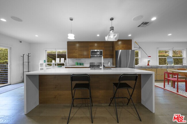 Building Photo - 848 N Las Palmas Ave