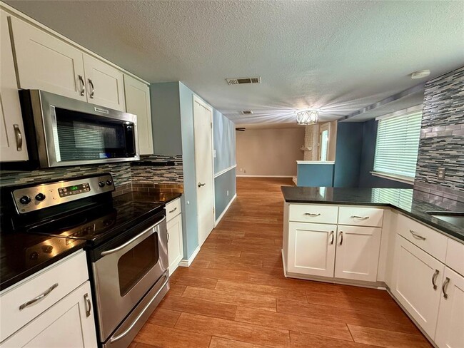 Building Photo - 3408 Ambleside Dr