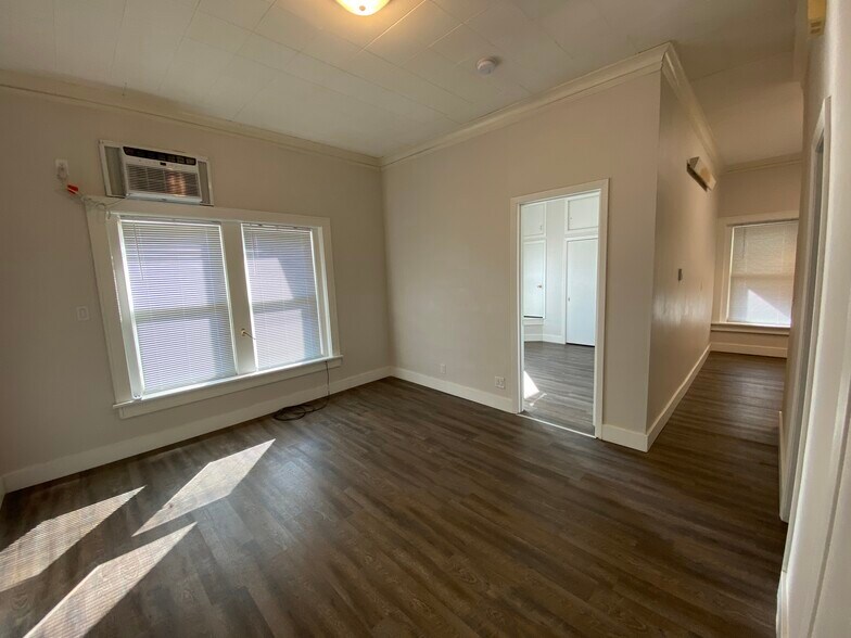 Building Photo - 200 N Main St