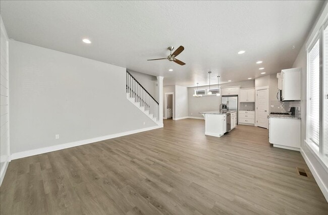 Building Photo - Eagle Townhome with Upscale Finishes!