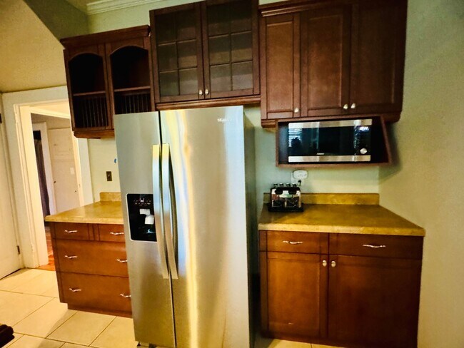 Building Photo - MOVE-IN READY!