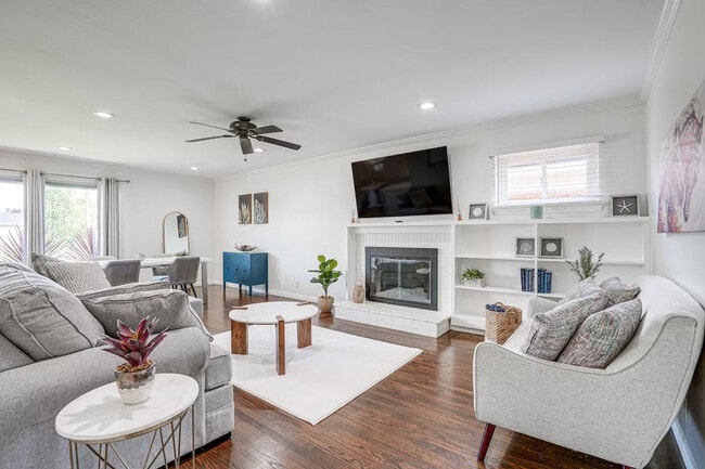 Primary Photo - 1338 Thais Ln