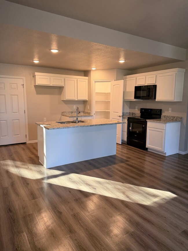 Building Photo - 713 Pemberly