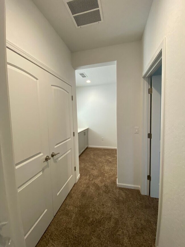 Building Photo - Corner lot Woodside Home in NW Visalia com...