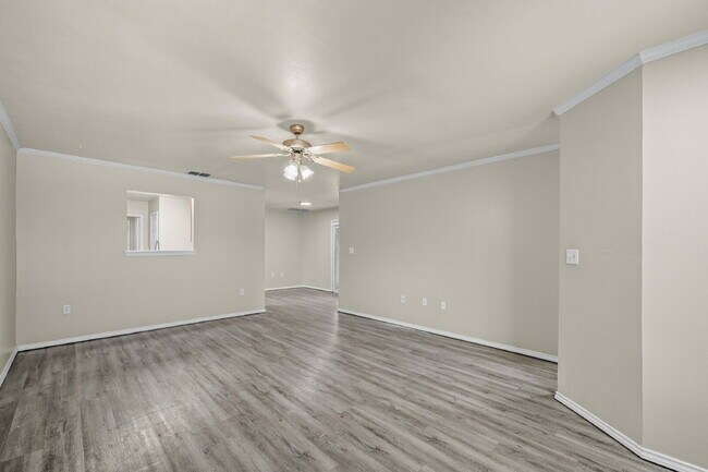Building Photo - Spacious 3-Bed, 3-Bath Duplex – Awaits!