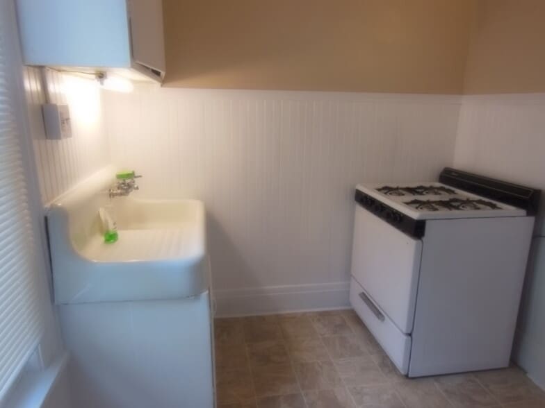 Building Photo - 196 Adam St