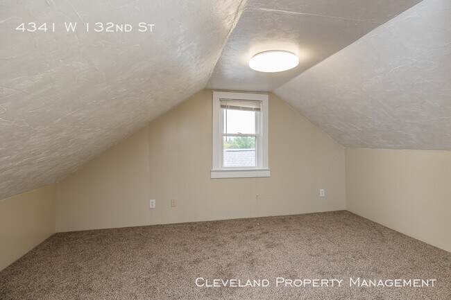 Building Photo - Updated West Side Colonial