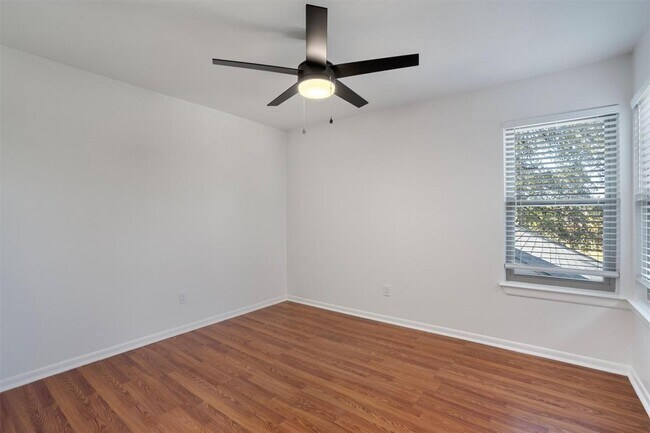 Building Photo - 6909 Woodhue Dr