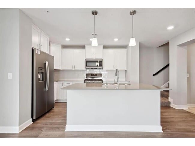 Building Photo - 10902 Holly Pl N