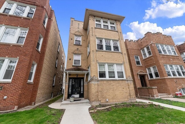 Building Photo - 5639 N Artesian-