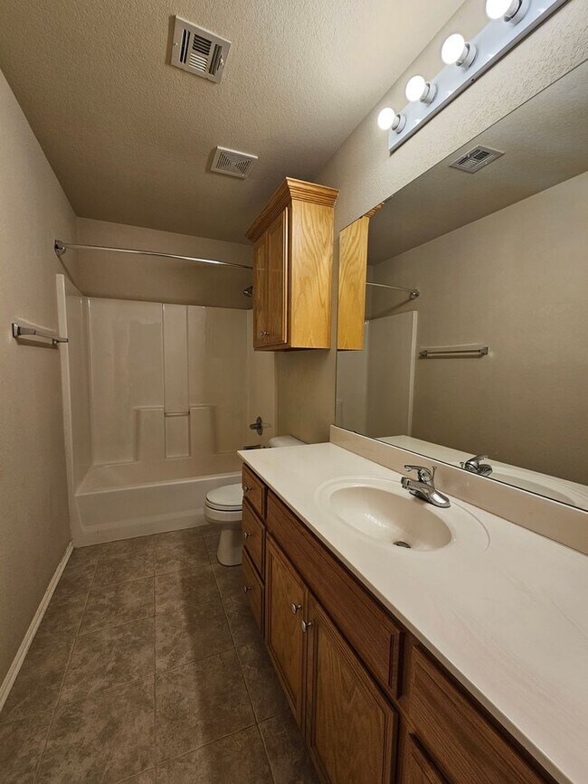 Building Photo - (3) Bed/(2) Bath In NE Norman Avail NOW!