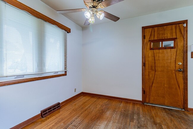 Building Photo - 3 bedroom, 1 bath ranch home! Close to I-74, on the local MTD bus line!! - Available 05/01/2026