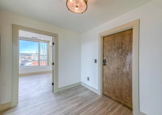 Building Photo - Fabulous ENTIRE 5th Floor DOWNTOWN 4/3.5 L...