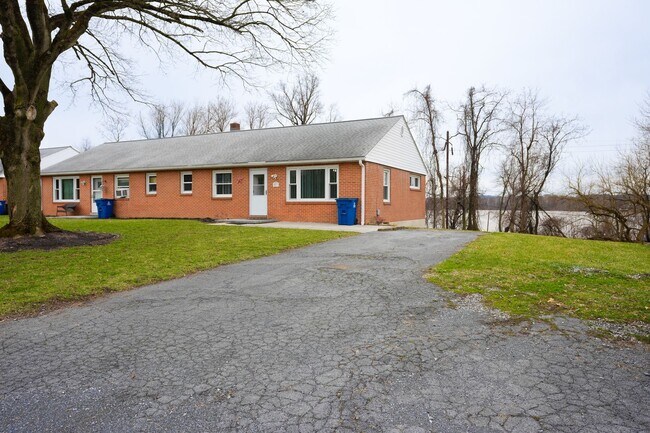 Building Photo - 2305 River Rd