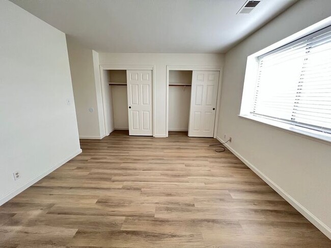 Building Photo - 2BD/2.5BA Townhouse w/ New Appliances & HV...