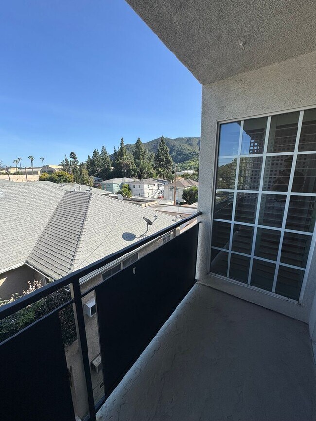 Building Photo - Beautiful Spacious Top Floor Condo 1 bed - 1 bath with parking in Burbank