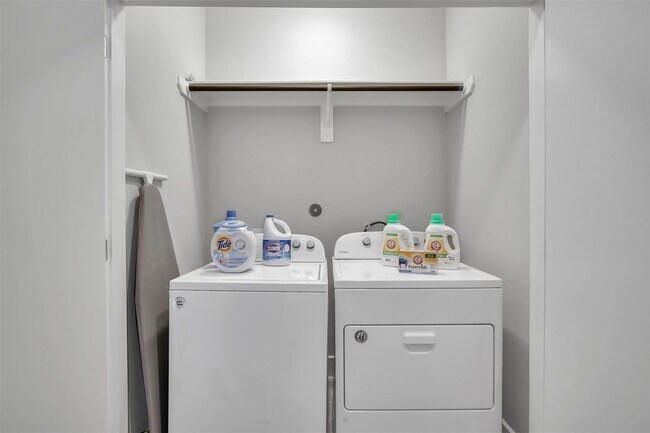 Building Photo - Stunning Like New Townhome Close to Med Center!