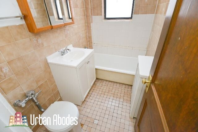 Building Photo - 744 W Belmont Ave