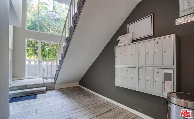 Building Photo - 1233 Flores St