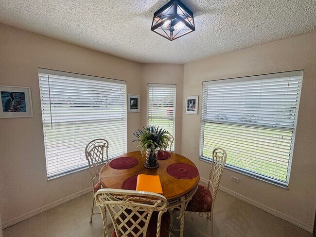 Building Photo - Furnished in gated 55+ golf community