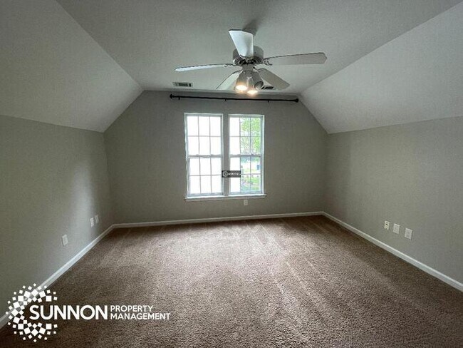 Building Photo - 4 Bed 2.5 Bath House with Great Yard