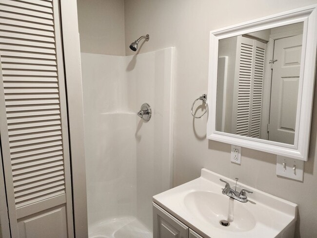 Building Photo - 4 Bed / 3 bath Downtown Jonesboro