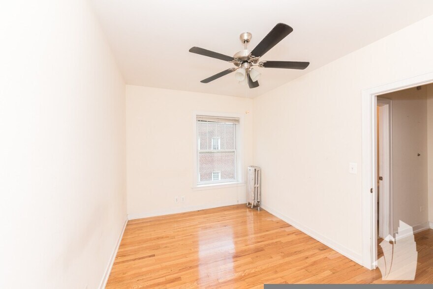 Building Photo - 2010 W Foster Ave