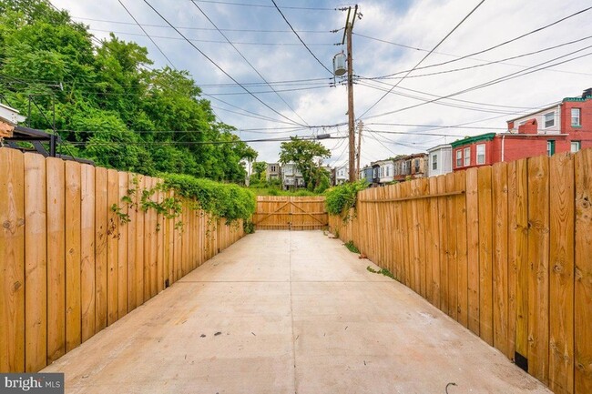 Building Photo - 71X Dolphin St