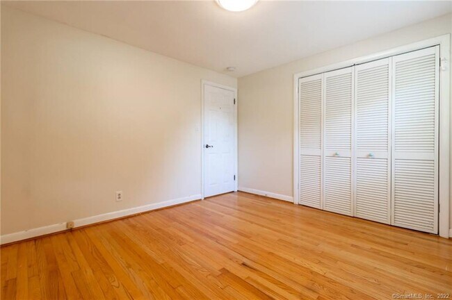 Building Photo - 10 Tanglewood Rd