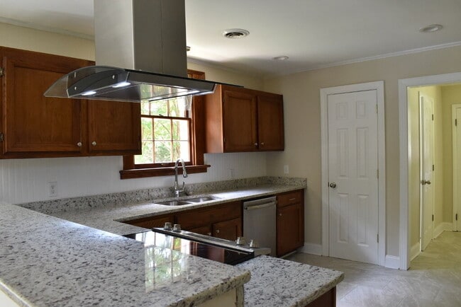 Building Photo - 3 BR, 2 BA West End Rancher