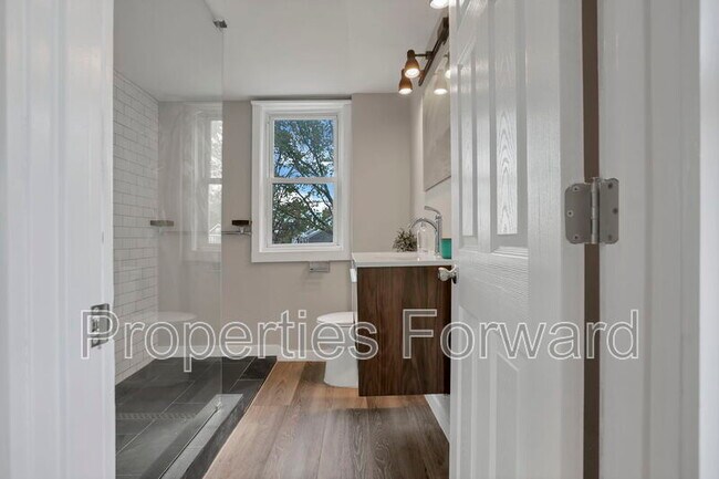 Building Photo - 533 E Jenkins Ave