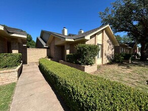 Building Photo - Beautiful Town home in upscale area